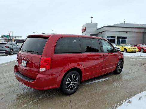 Used 2015 Dodge Grand Caravan SE image 3