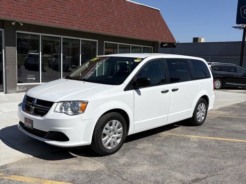 Used 2020 Dodge Grand Caravan SE image 3