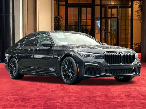 Used 2022 BMW 740i w/ M Sport Package image 8