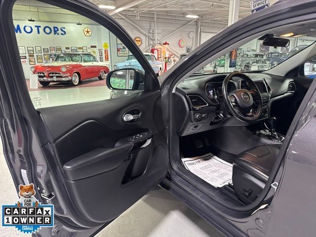 Used 2019 Jeep Cherokee Latitude Plus AWD/4WD image 14