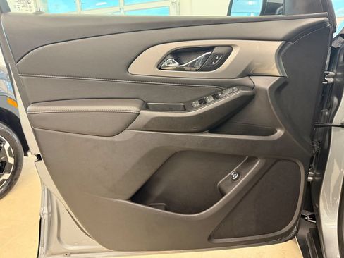 Used 2023 Chevrolet Traverse LT FWD image 11