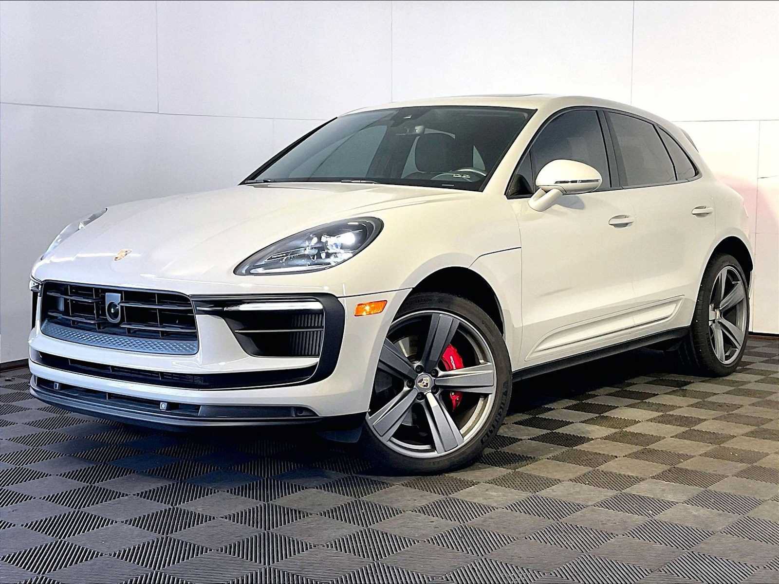 Certified 2023 Porsche Macan S AWD/4WD image 1
