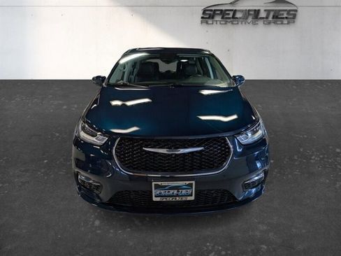 Used 2022 Chrysler Pacifica Touring-L w/ Uconnect Theater Family Group FWD image 6