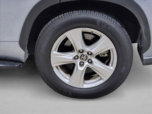 Used 2023 Toyota Highlander LE FWD image 4