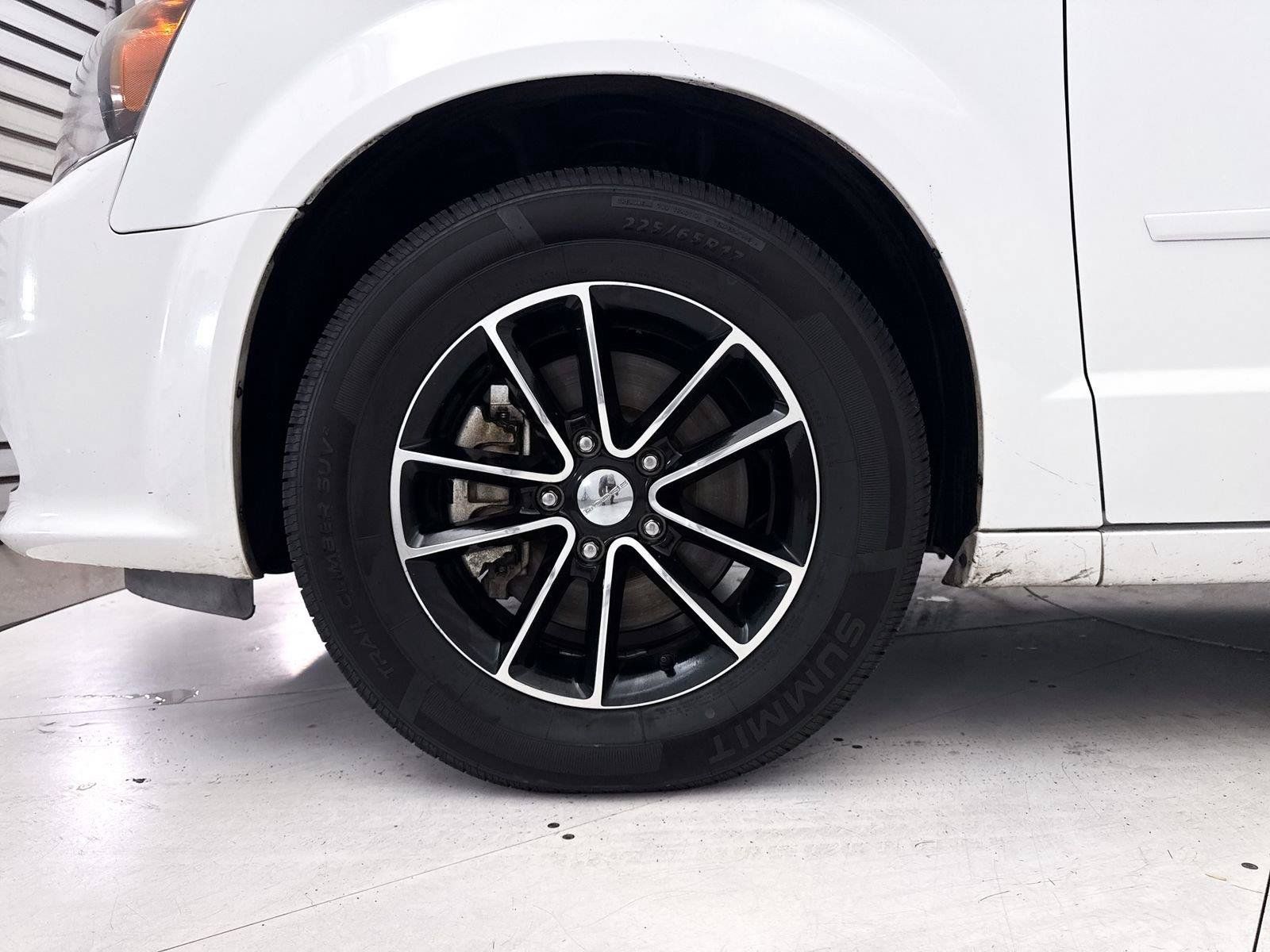 Used 2017 Dodge Grand Caravan SE FWD image 4