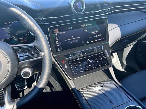 Used 2025 Maserati Grecale Modena image 8