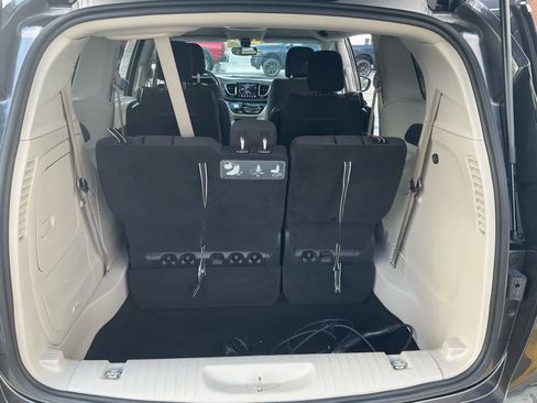 Used 2020 Chrysler Pacifica Touring w/ Cold Weather Group FWD image 21
