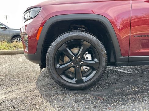 Used 2025 Jeep Grand Cherokee Limited w/ Black Appearance Package image 21