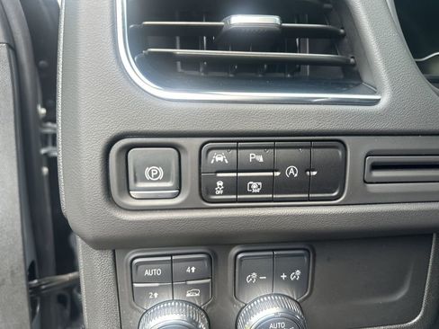 Used 2024 GMC Yukon SLT w/ SLT Luxury Package image 18