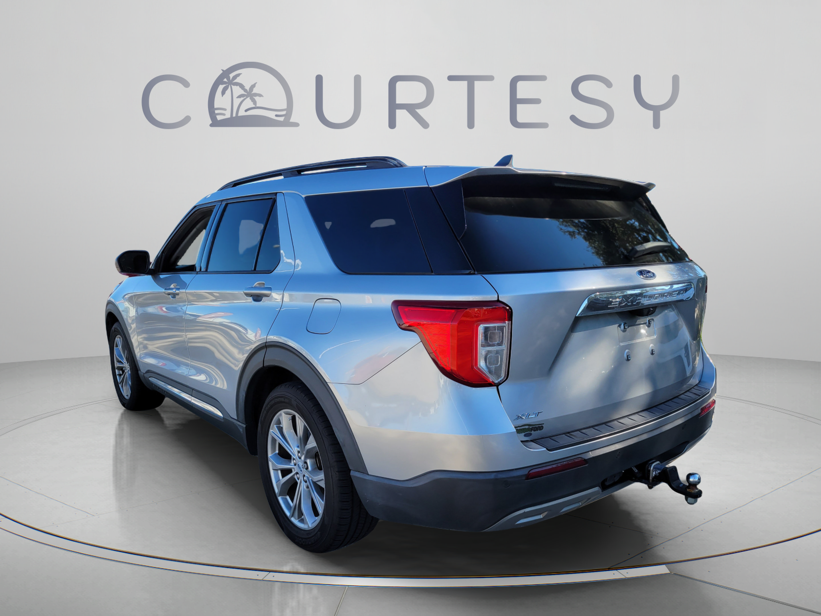 Used 2021 Ford Explorer XLT w/ Equipment Group 202A RWD image 2