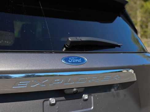 Certified 2023 Ford Explorer XLT w/ Equipment Group 202A AWD/4WD image 31