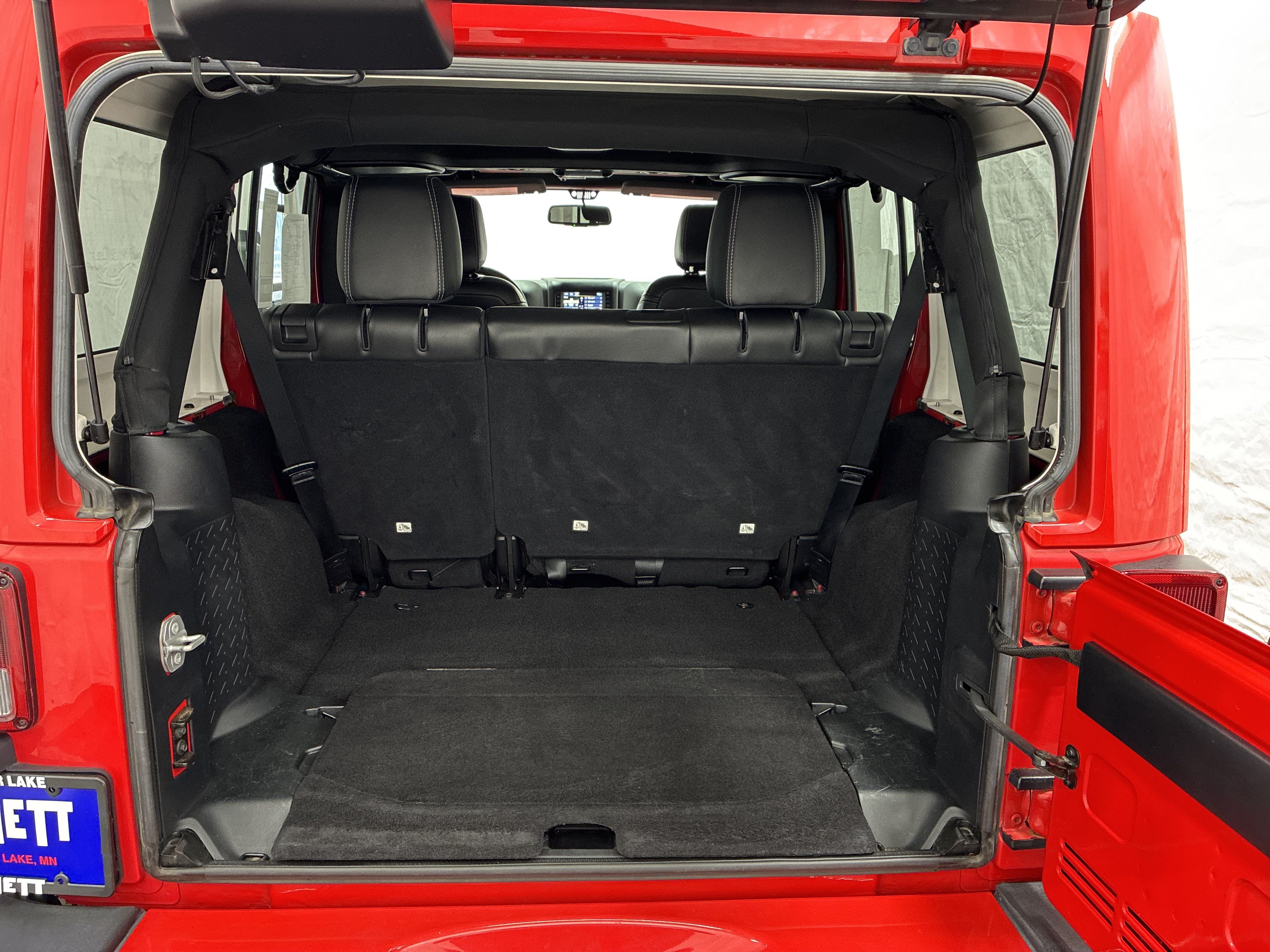 Used 2016 Jeep Wrangler Unlimited Sahara w/ Dual Top Group AWD/4WD image 9