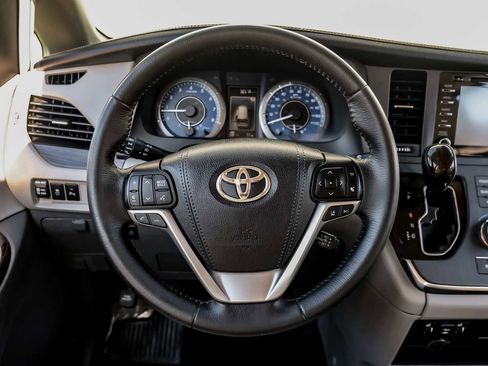 Used 2018 Toyota Sienna XLE image 18