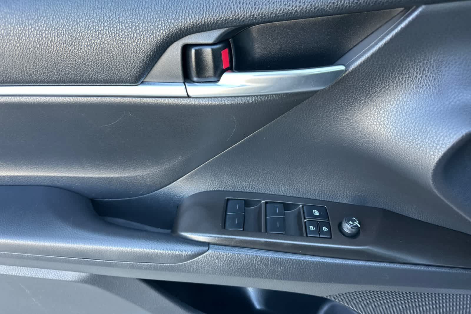 Used 2022 Toyota Camry SE w/ Carpet Mat Package (TMS) FWD image 10
