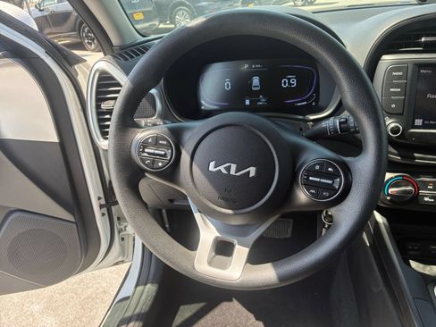 Used 2025 Kia Soul LX w/ LX Technology Package FWD image 25