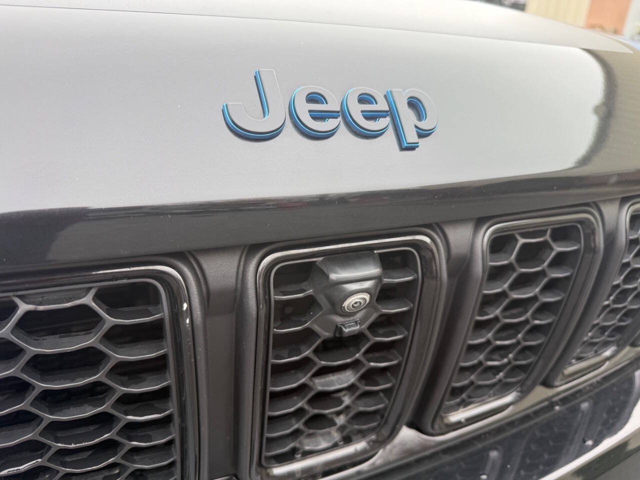 Used 2023 Jeep Grand Cherokee Trailhawk w/ Luxury Tech Group III AWD/4WD image 5