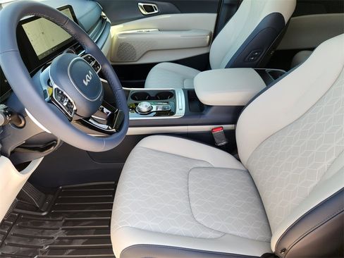 New 2026 Kia Carnival EX image 9