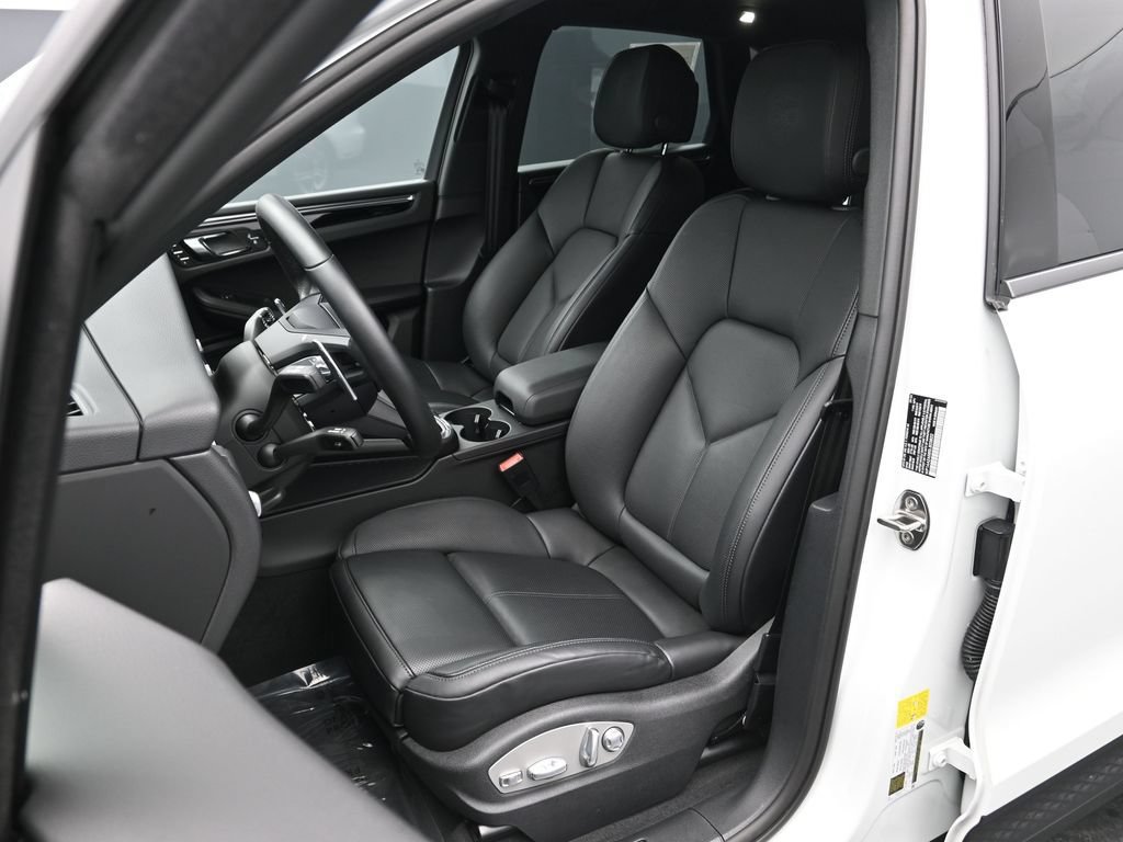 Certified 2025 Porsche Macan AWD/4WD image 5