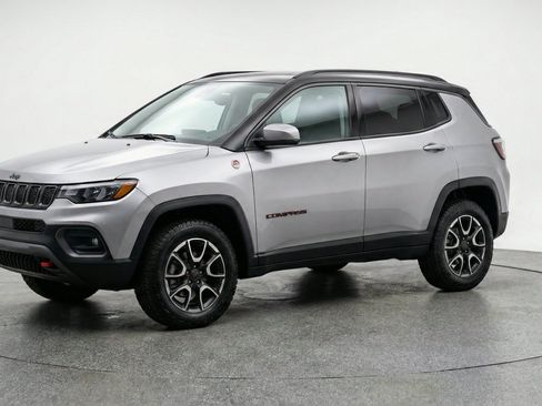 Used 2025 Jeep Compass Trailhawk AWD/4WD image 3