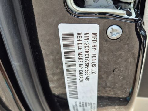 Used 2023 Chrysler Pacifica Limited FWD image 35