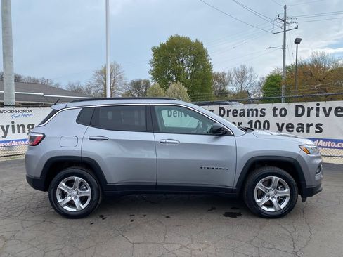Used 2024 Jeep Compass Latitude AWD/4WD image 2