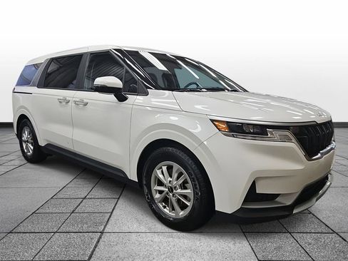 Used 2024 Kia Carnival LX image 3