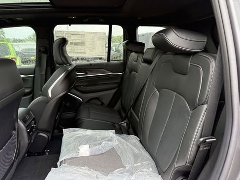 New 2025 Jeep Grand Cherokee Overland w/ Luxury Tech Group IV AWD/4WD image 17