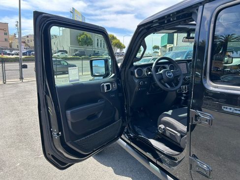 Used 2023 Jeep Wrangler Unlimited w/ Sun & Screen Package AWD/4WD image 10