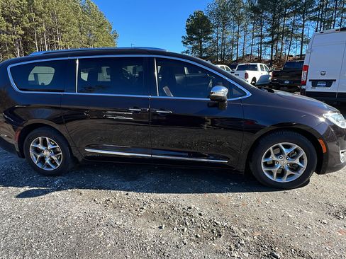 Used 2017 Chrysler Pacifica Limited w/ UConnect Theater Package image 7