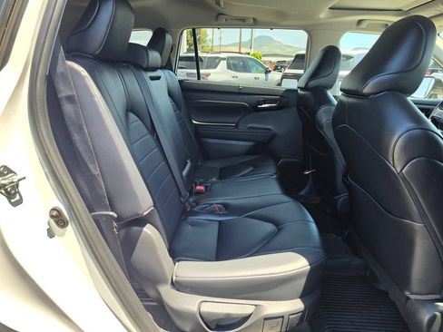 Used 2023 Toyota Highlander XLE AWD/4WD image 17