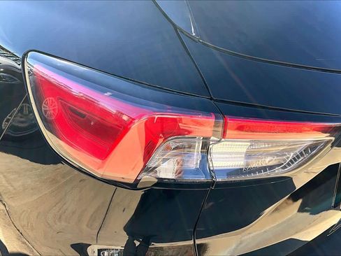 Used 2022 Ford Escape SE w/ SE Sport Appearance Package image 28