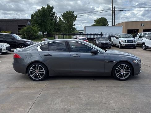 Used 2017 Jaguar XE Premium RWD image 4