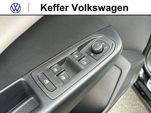 New 2026 Volkswagen Taos SE FWD image 15
