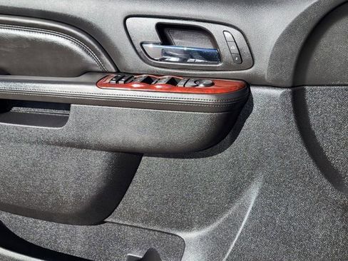 Used 2013 Cadillac Escalade Premium image 18