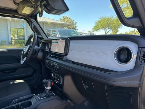 Used 2025 Jeep Wrangler Unlimited Sahara AWD/4WD image 10