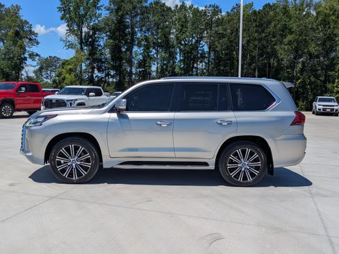 Used 2021 Lexus LX 570 4WD w/ Luxury Package image 2