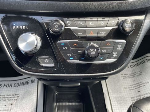Used 2018 Chrysler Pacifica Touring-L Plus w/ Advanced Safetytec Group FWD image 33