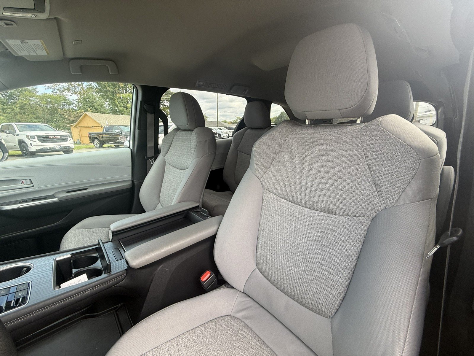 Used 2025 Toyota Sienna LE FWD image 10