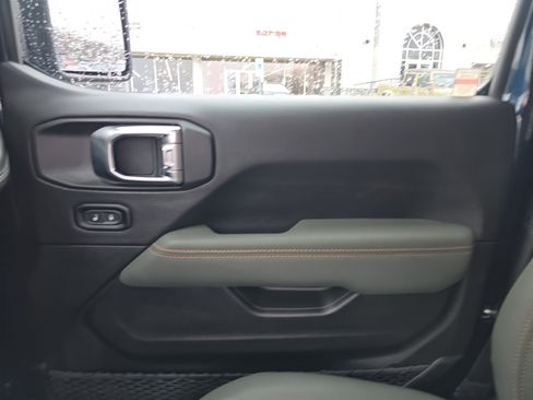 Used 2025 Jeep Gladiator Mojave image 24