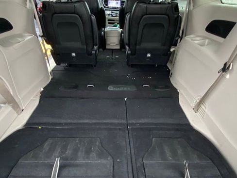 Used 2023 Chrysler Pacifica Touring-L image 26