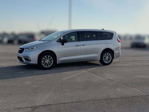 New 2026 Chrysler Pacifica Limited image 5