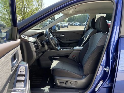 Used 2023 Nissan Rogue SV image 11