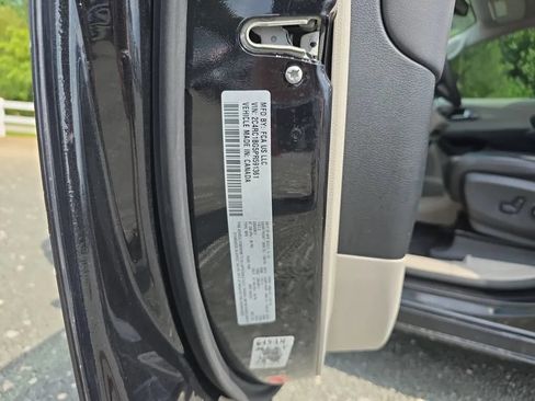 Used 2023 Chrysler Pacifica Touring-L FWD image 54