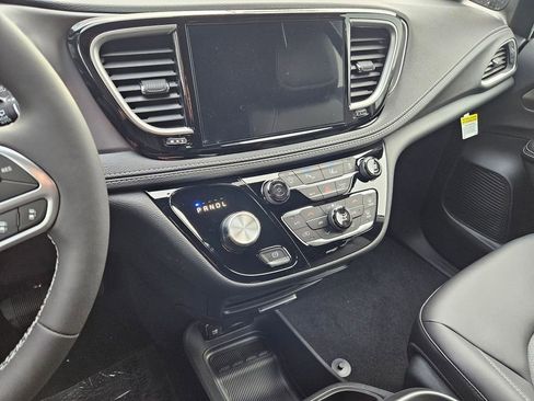 New 2026 Chrysler Pacifica Select image 24