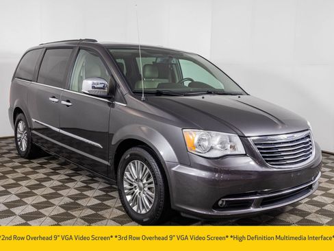 Used 2016 Chrysler Town & Country Touring-L w/ Driver Convenience Group image 15