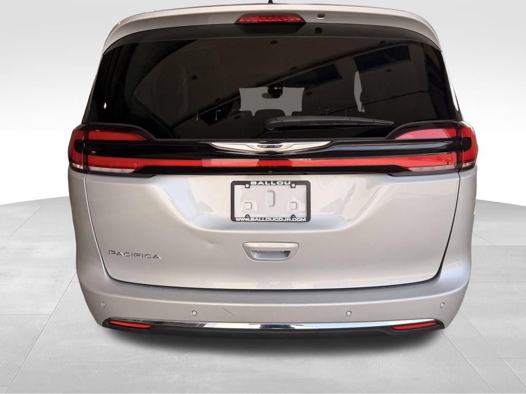 Used 2024 Chrysler Pacifica Touring-L FWD image 4