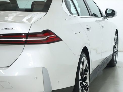 Used 2025 BMW i5 xDrive40 w/ Premium Package image 46