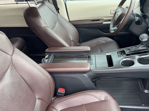 Certified 2022 Toyota Sienna Platinum image 12