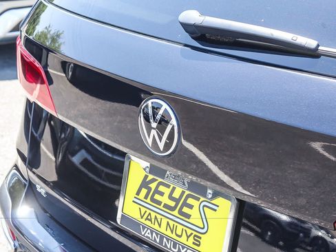 Used 2023 Volkswagen Taos SE w/ Panoramic Sunroof Package AWD/4WD image 9