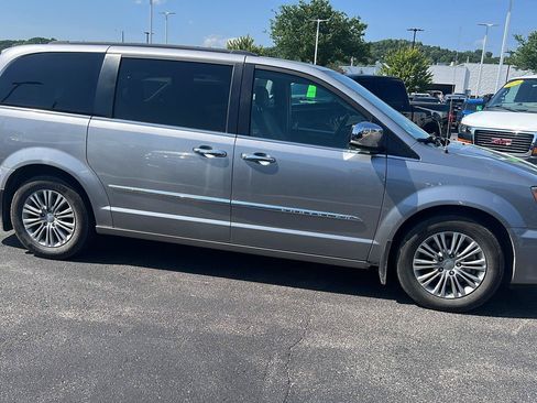 Used 2016 Chrysler Town & Country Touring-L w/ Driver Convenience Group FWD image 4